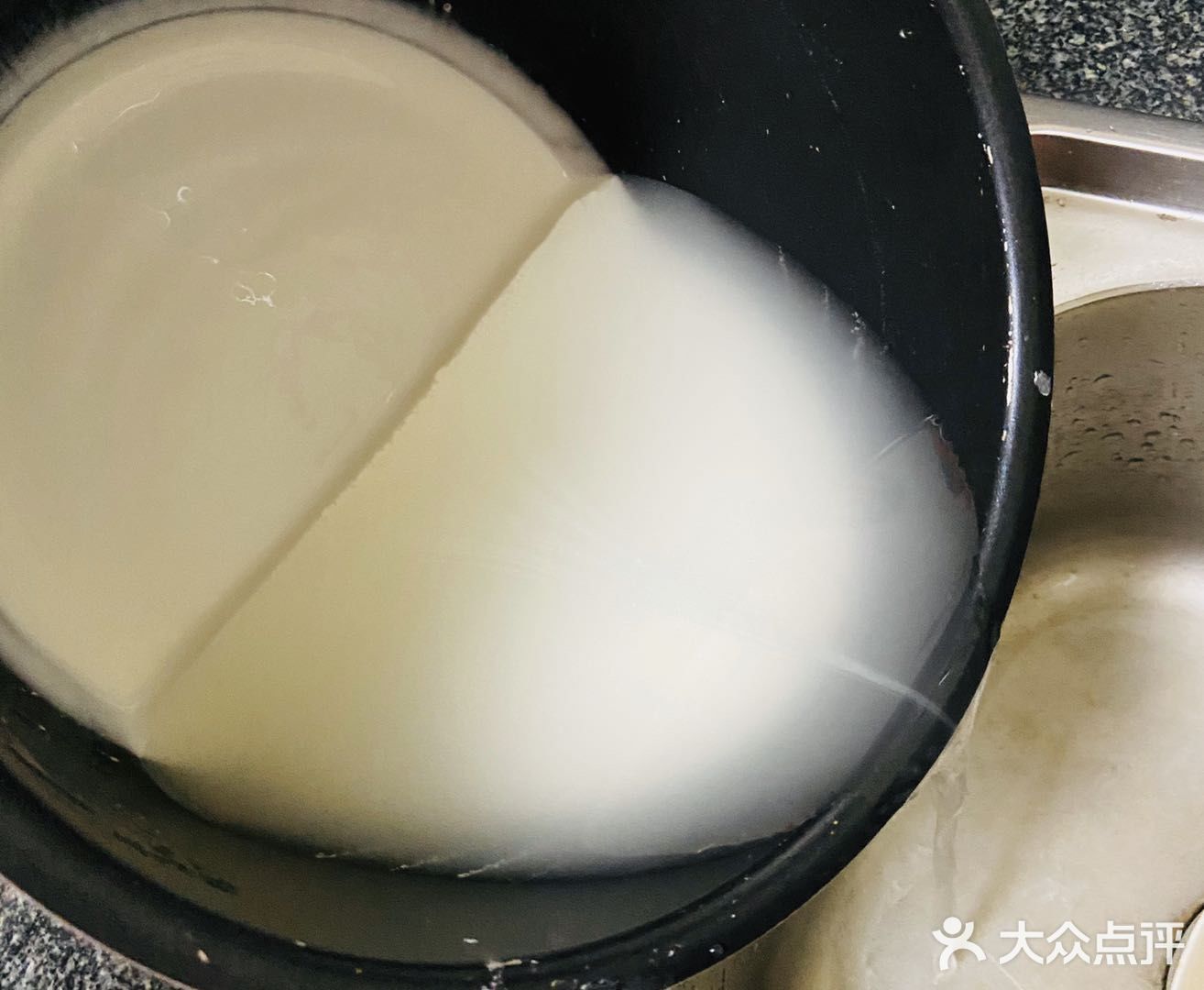 美味的凉皮做法来了！ 食材：面粉，黄瓜，醋，盐