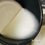 美味的凉皮做法来了！ 食材：面粉，黄瓜，醋，盐