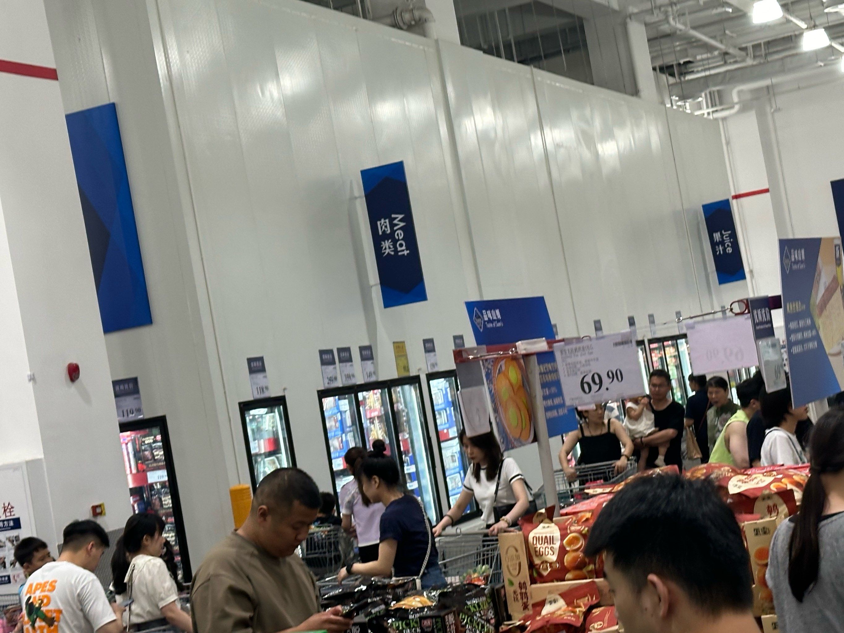 n
94购物中心:山姆的购物中心真的超级大,布局合理,宽敞明亮.