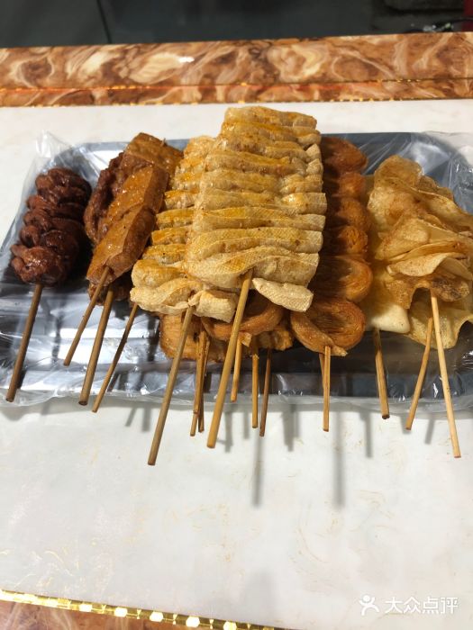 近日杭州一家小吃坊在网络上走红。走红的原因在于价格“不一般”——一份蛋炒饭2188元、一份汤面2188元最贵的是一款“茄汁傲世拌川”一人份的量要2208元德信体育。据面馆老板吴先生介绍2000多元的拌川是他今年8月底推出来的卖了不到半个月时间目前2188元的这一款卖出了十多碗有客人专门托人买了面带回上海。记者联系了该店所在的杭州上城区市场监管局相关工作人员表示已经关注到相关情况“价格是明码标价的”。（综合中国新闻周刊）板扎在线