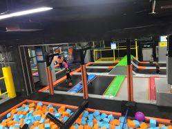 -蹦贝运动中心·蹦床·攀岩·闯关(龙岗店)
