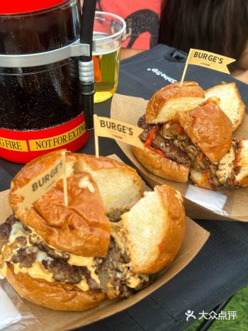 #巨C汉堡节   外国人比中国人多…我感觉这辈子都没