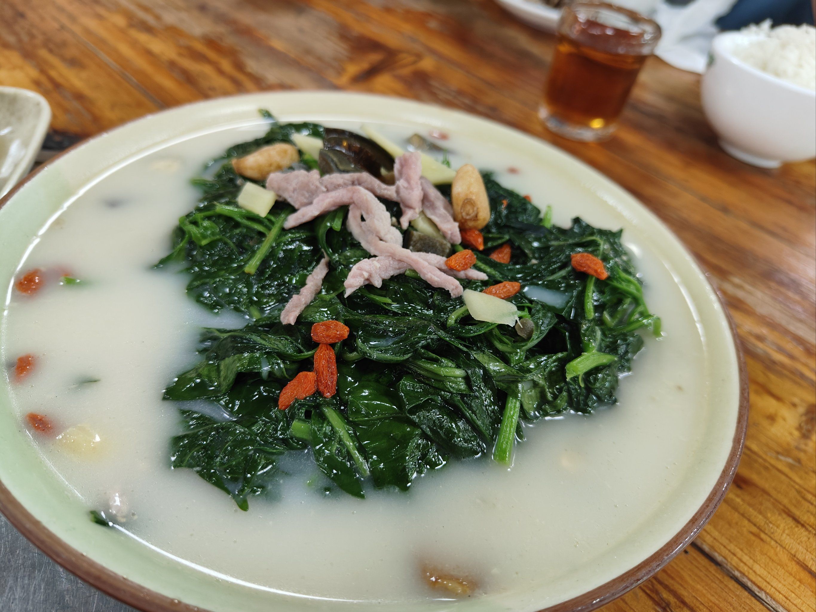 涌,不觉得臭,还挺有趣
鸽场主打食鸽,口味挺多,点了红烧盐焗豉油王