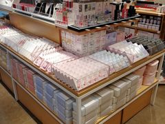 -名创优品(北京新中关购物中心地铁层店)