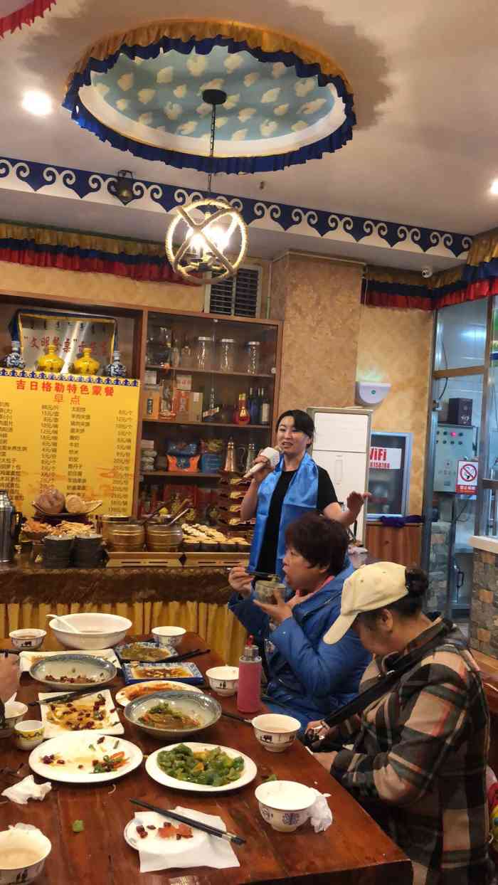 吉日格勒特色蒙餐-"羊肉的味道还不错.餐桌上的餐具都是木制.