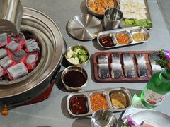 -围炉肉舍•炭烤活鳗•丹东海鲜烤肉(步行街店)