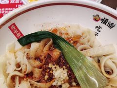 关乡油泼面-顺溜·手工刀削面·黑金店(铜锣湾店)