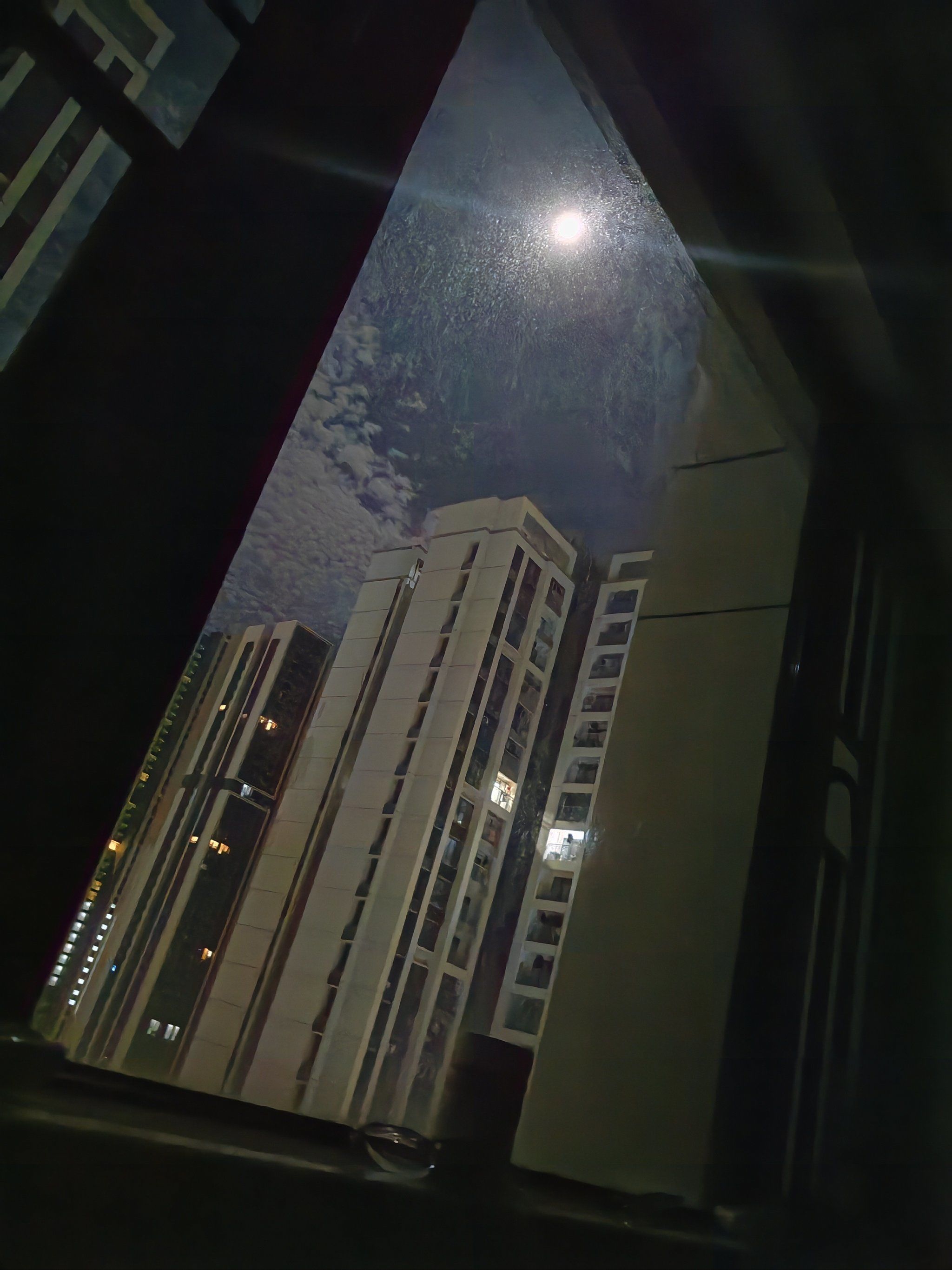 睡不着的夜晚,往窗外看月亮,宁静的感觉