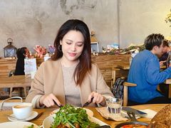 特色中东萨拉米香肠和鸡蛋-Common Table · Brunch & Coffee