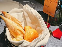 餐前面包-弦月窗LUNETTE BY AMANDA(复兴路店)