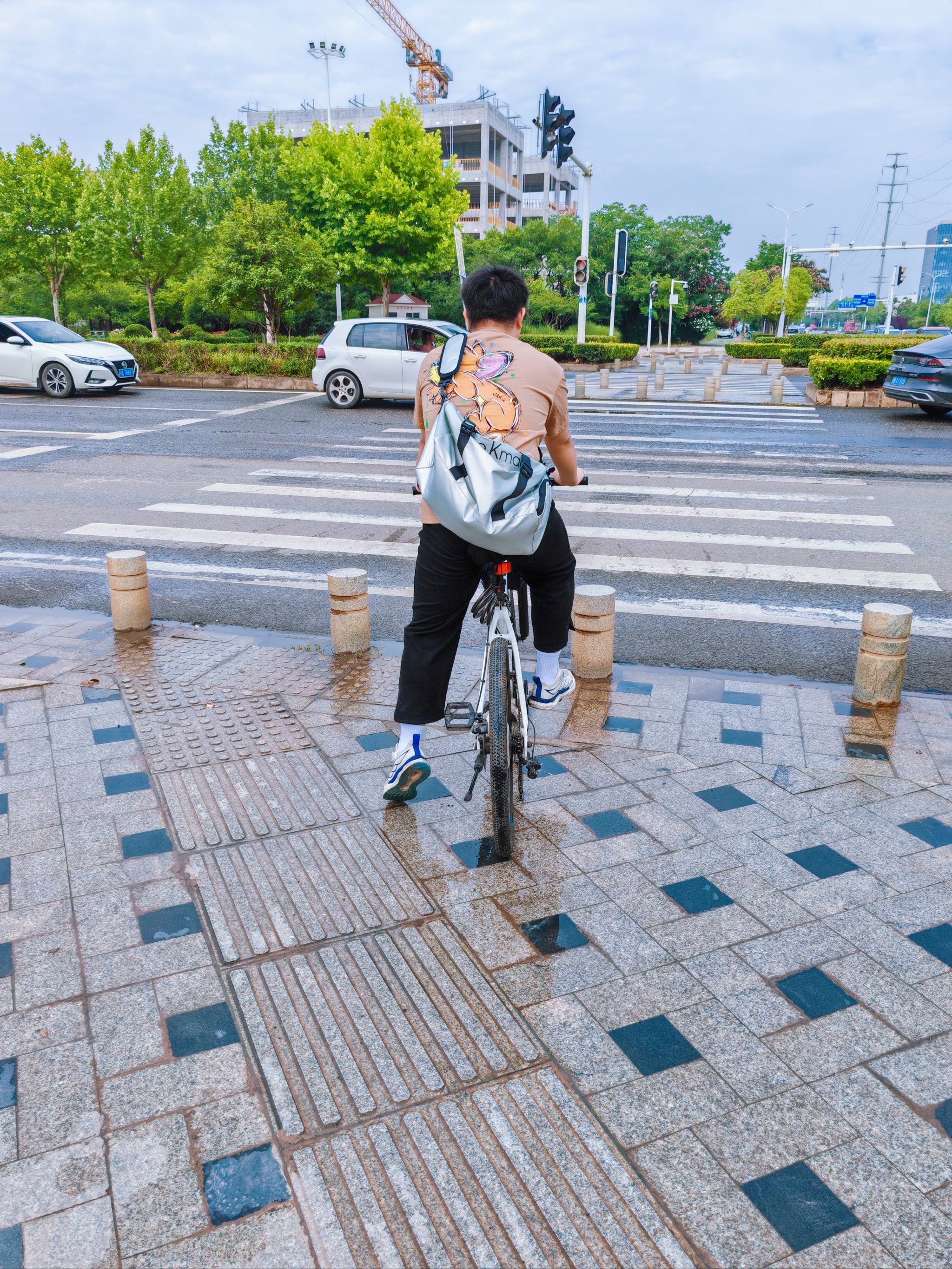 这大哥,背这么大包骑车,他不累吗