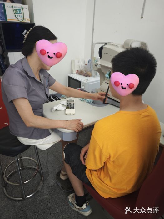 美式眼镜·授权蔡司.依视路.尼康.豪雅.明月(人民广场店)图片
