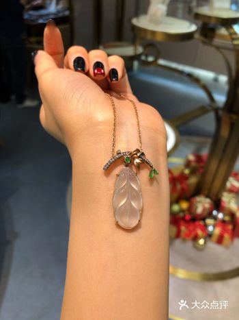 垂到锁骨处的项链，优雅别致