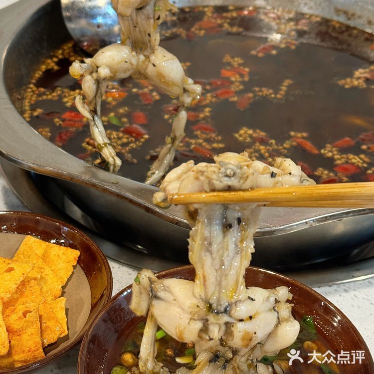 在重庆！藏在居民楼下的美蛙鱼头