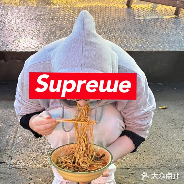 好奇怪啊！你们西安人吃面都蹲着？？