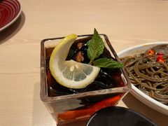 焦糖双色冰粉-鱼酷活鱼烤鱼(恒隆广场店)