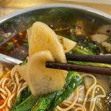 看见一家重庆粉面，环境干净，偶尔也会听见老板讲成都话