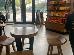 靠窗位-星巴克臻选(莘庄仲盛店)