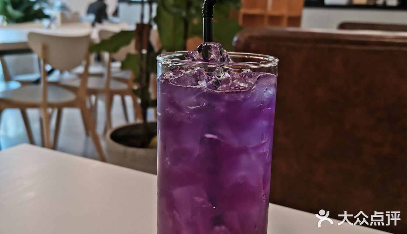 我们又转到隔壁点了意面和蘑菇汤。还有这杯美美的饮料