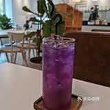 我们又转到隔壁点了意面和蘑菇汤。还有这杯美美的饮料