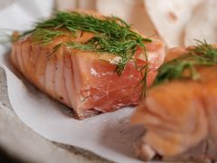 烟熏三文鱼配烤饺子皮和芥末籽酱-BOR Eatery(安福路店)