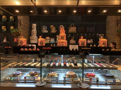 面包甜点陈列柜-富力希尔顿酒店·地阔自助餐厅