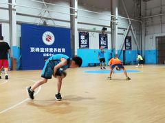 -顶峰篮球俱乐部(南头店)