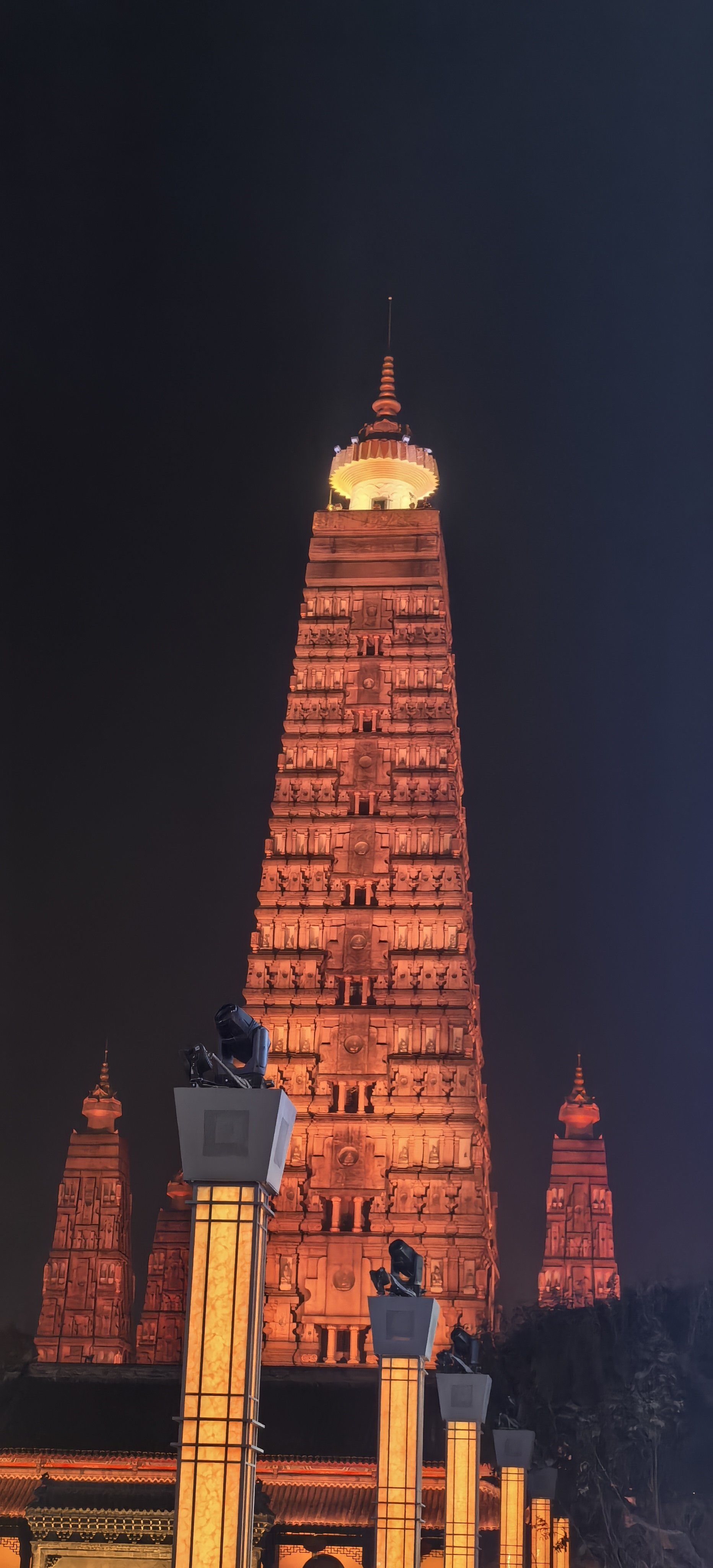 漫步夜城的美景,彭州塔子,周边都修的不错
