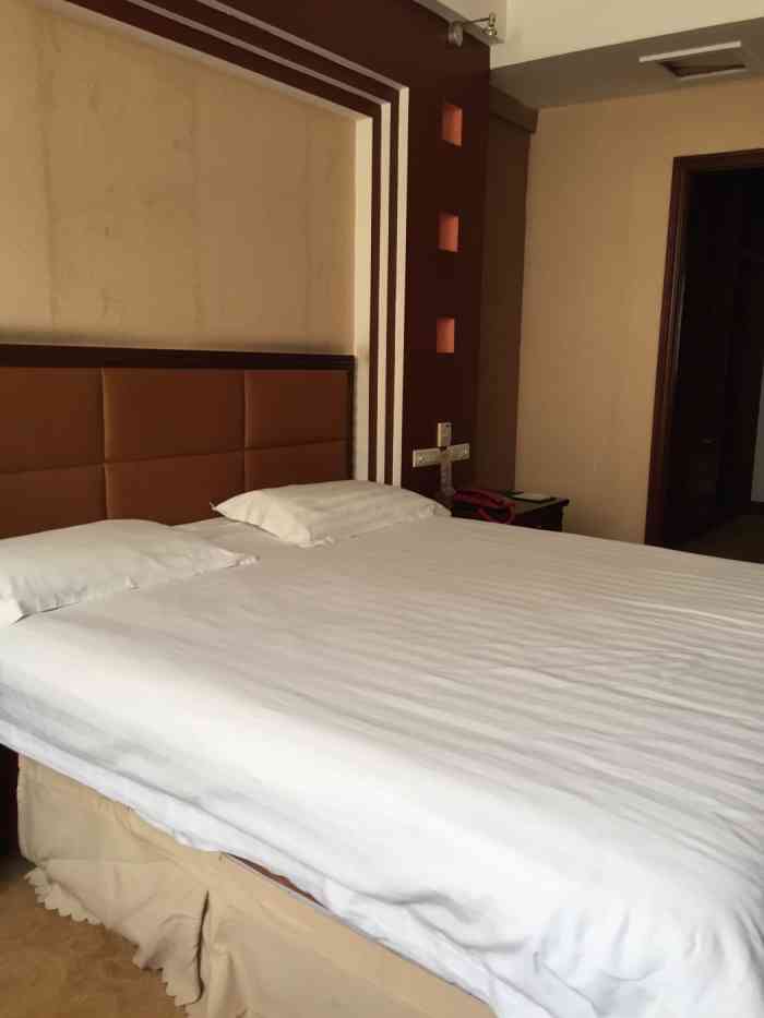 悦宾国际酒店-"家里十几个人一起去洪湖玩,在这里订的6间.