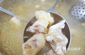 Clear Nourishing Soup with Five-Fingered Mulberry Root