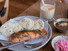 烟熏三文鱼配烤饺子皮和芥末籽酱-BOR Eatery(安福路店)