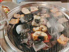 -围炉肉舍•炭烤活鳗•丹东海鲜烤肉(步行街店)