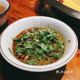 没有那么清爽。店面中间有个自助调料台