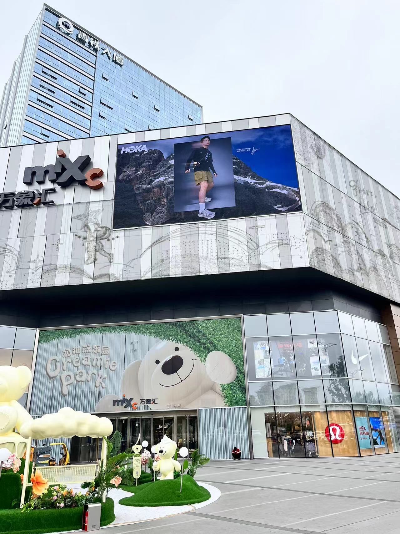 这家商场可以免费玩大滑梯!