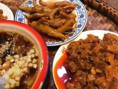 -爆炸头阿姨小四川正宗川味小吃(无任何分店)