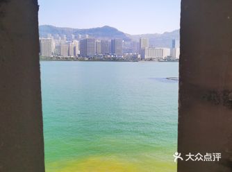 太阳一出来，平湖就变成了水彩画
