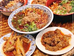 -爆炸头阿姨小四川正宗川味小吃(无任何分店)