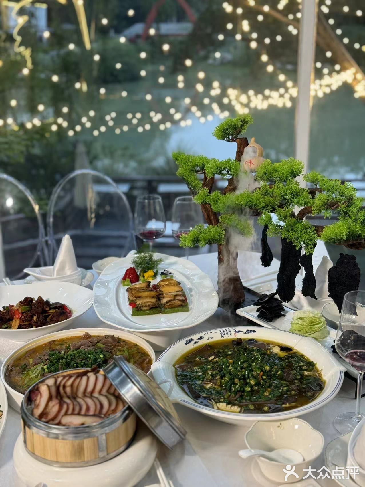 陪妈妈过节选地方吃饭，选了公园的一家花园餐厅