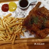 非常适合大众的口味，拉面锅炸鸡块摇摇乐饭团菜品多样