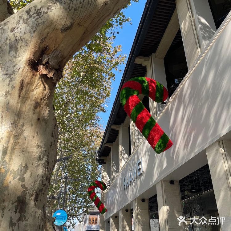 带了一杯栗子奶奶去西湖边喝～
栗子泥➕麻薯打底➕鲜奶油