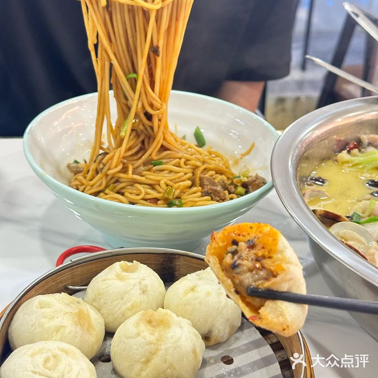 杭州探店｜好样的！你们碳水也搞起“联名”啦🍲