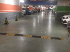 -绿地缤纷城-停车场