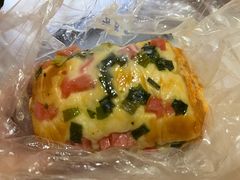 葱花肉松包-美嘉华面包西饼店(红胜坊店)