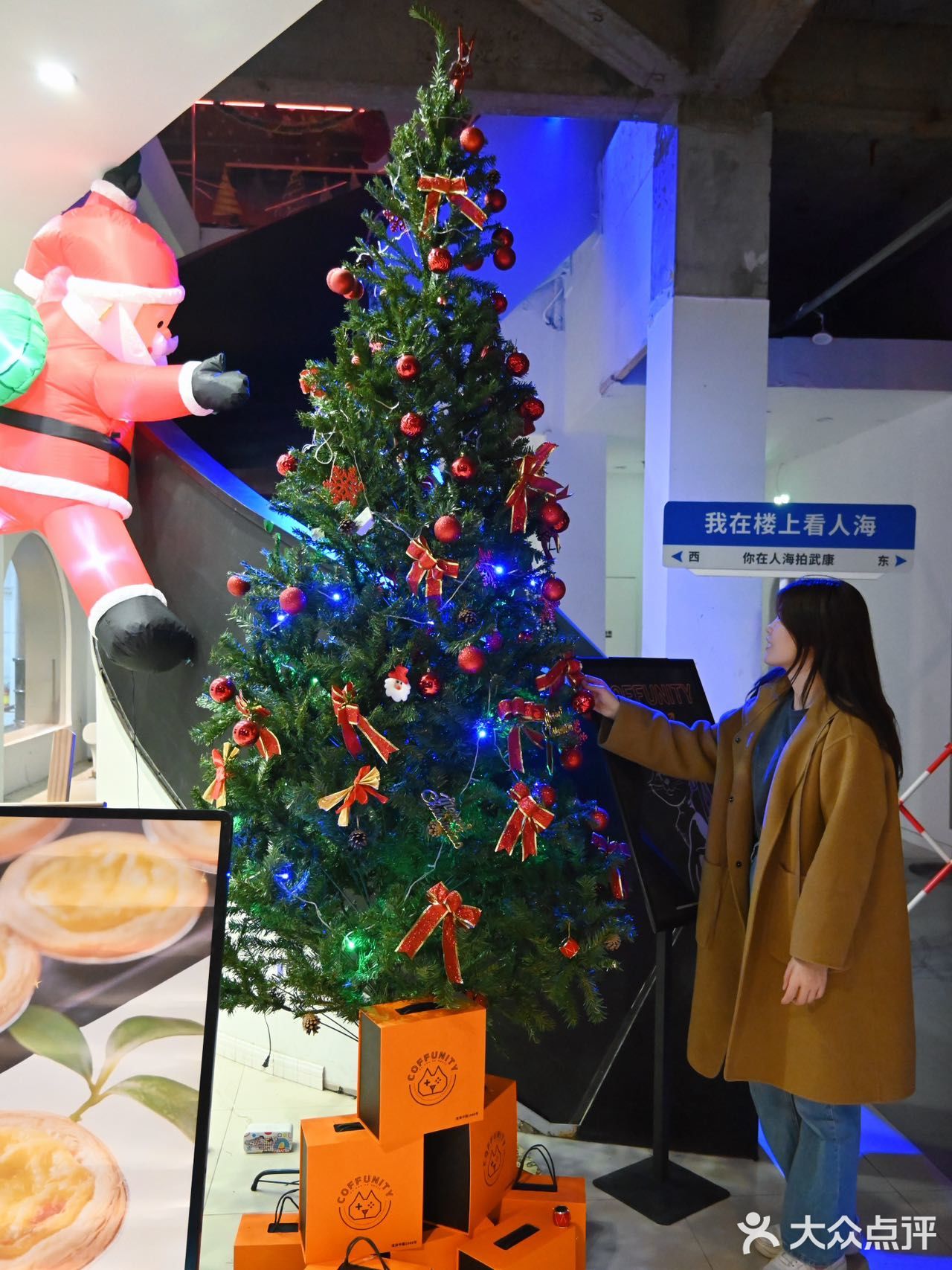 淮海中路上的这家bar，白天是咖啡店，夜晚是酒吧