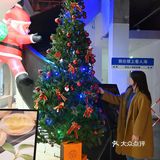 淮海中路上的这家bar，白天是咖啡店，夜晚是酒吧