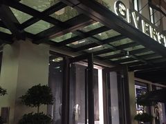 -GIVENCHY(比斯特苏州购物村店)