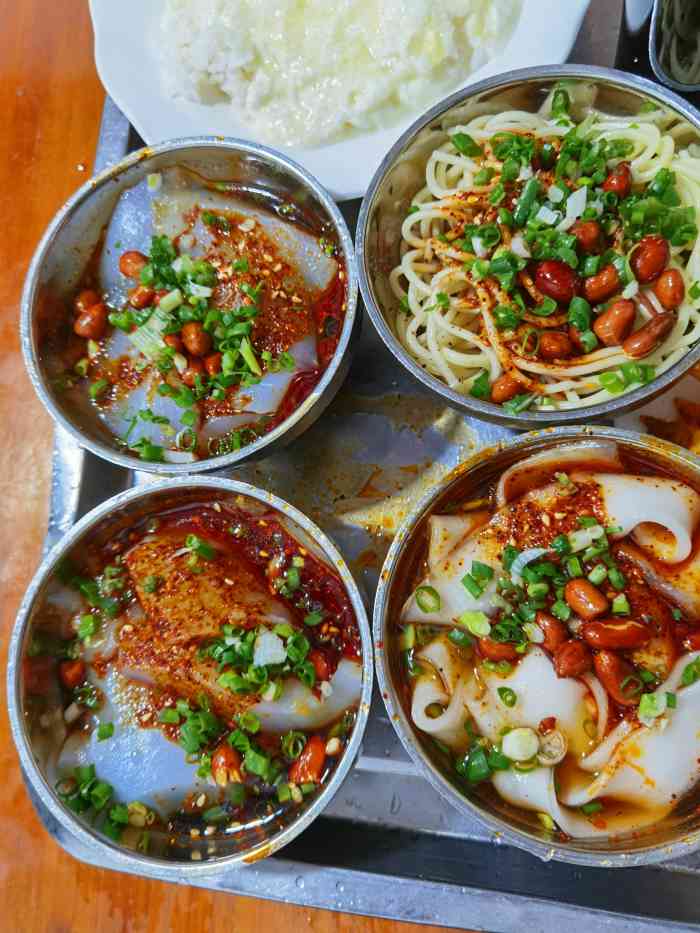 措姆凉粉-"大老远看到很多人排队就来看看,味道不错啊.