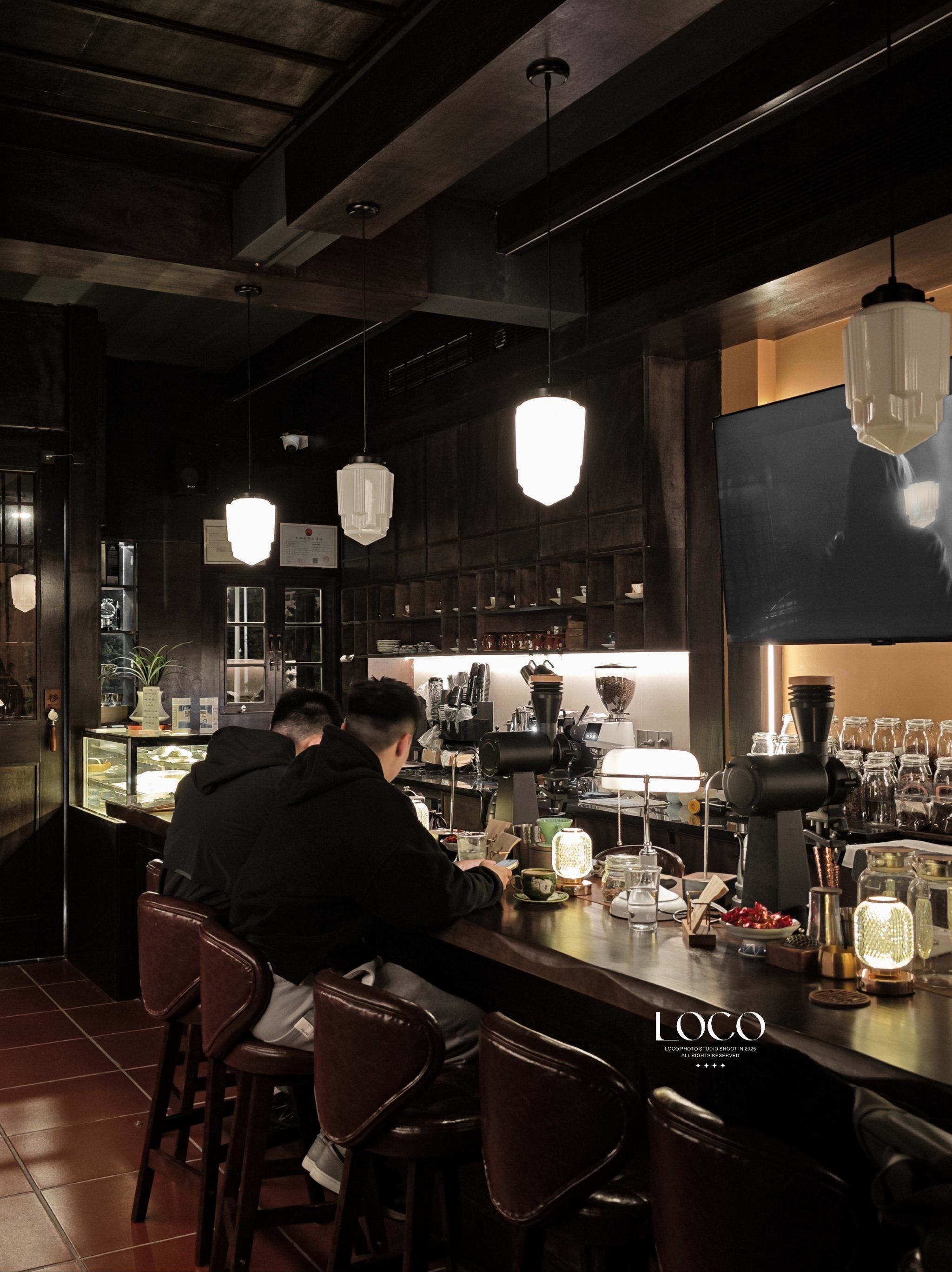 发现丹阳庄新开的木质日式风的酒馆
整个装修风格和灯光氛围都拿捏