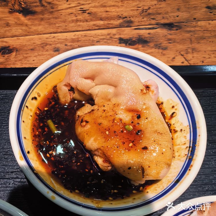 解放碑协信星光背后的一家宝藏午餐店，软糯滑嫩的蹄花！