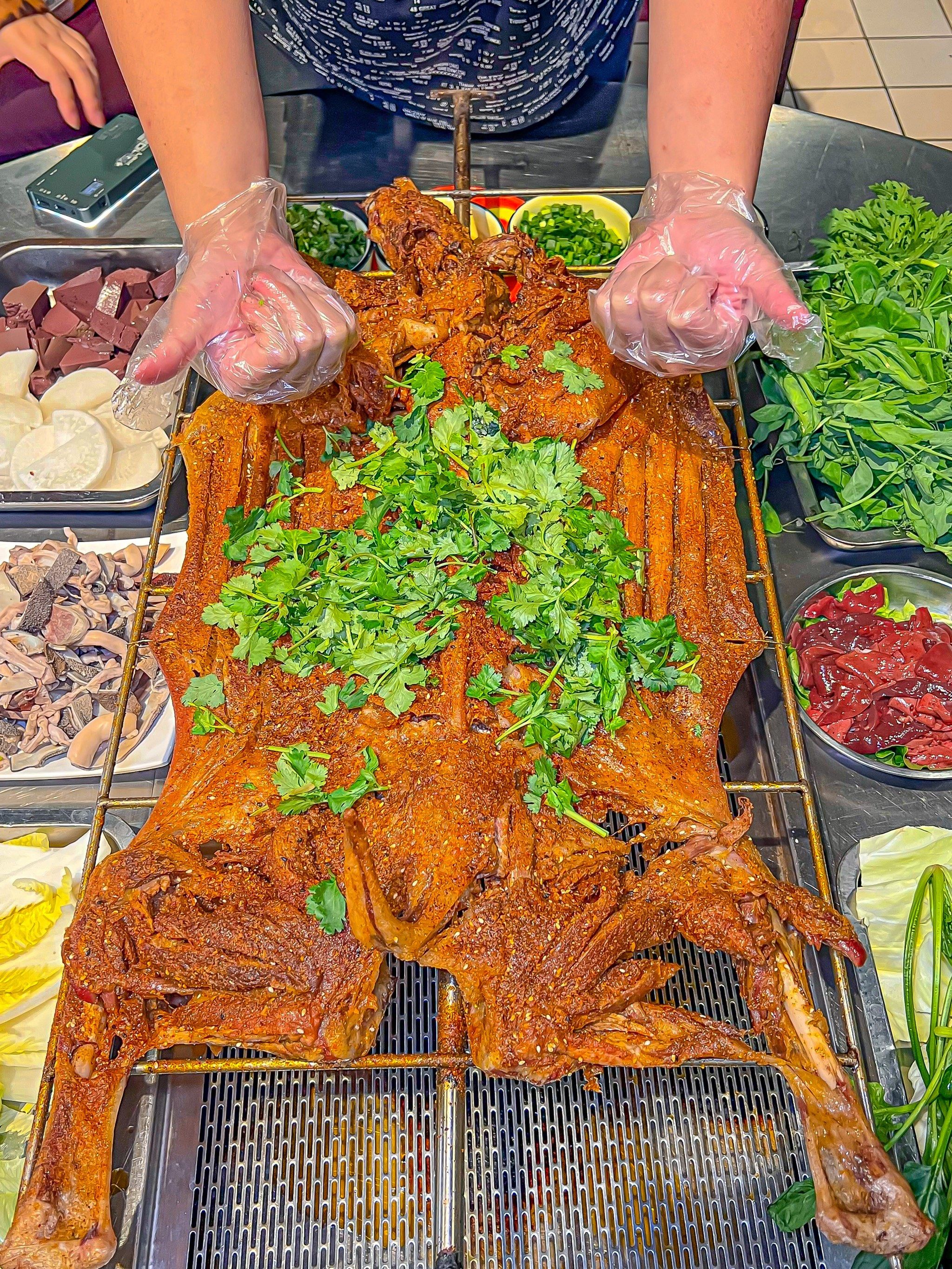 有点惊艳!老重庆爱去吃的烤全羊!